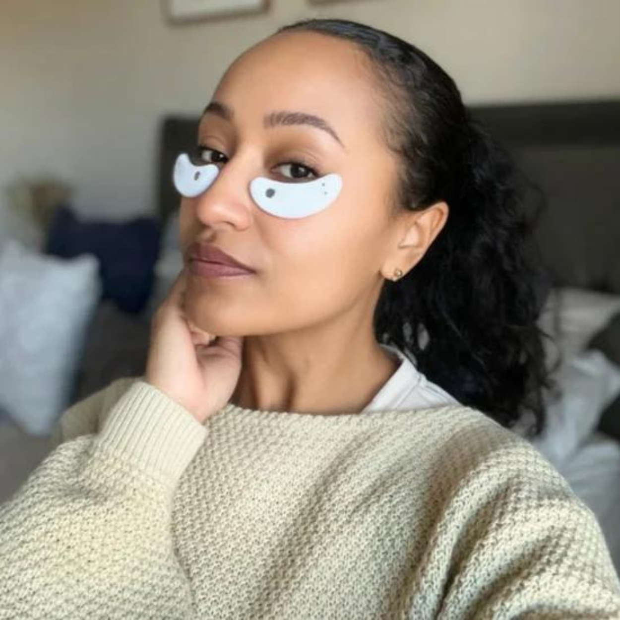 EyeGlow - Instantly reduces dark circles under the eyes